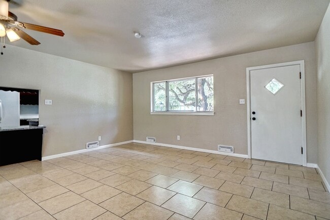 Building Photo - Adorable Cottage