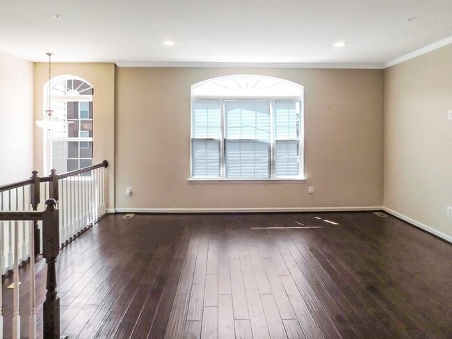 Building Photo - Lovely Brick 3 Level End Unit Townhouse wi...