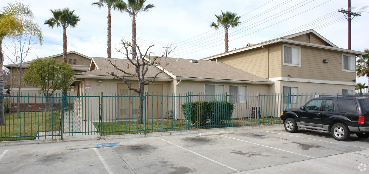 Building Photo - El Cajon Gardens