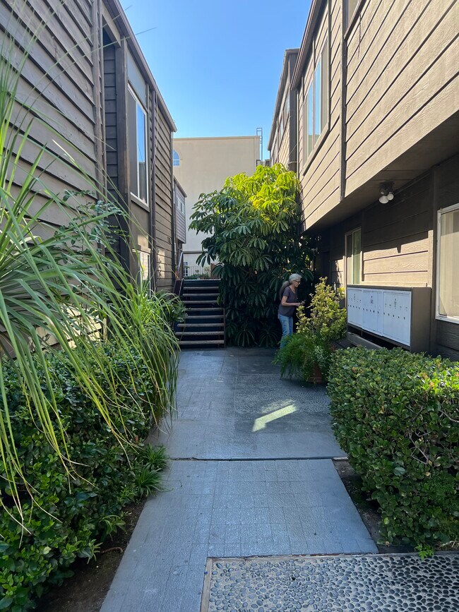 Building Photo - 4401 Kraft Ave