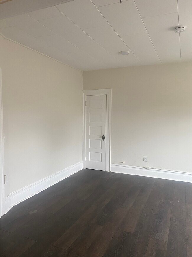 Building Photo - 102 Parkwood Drive, Unit 405-Unit 2