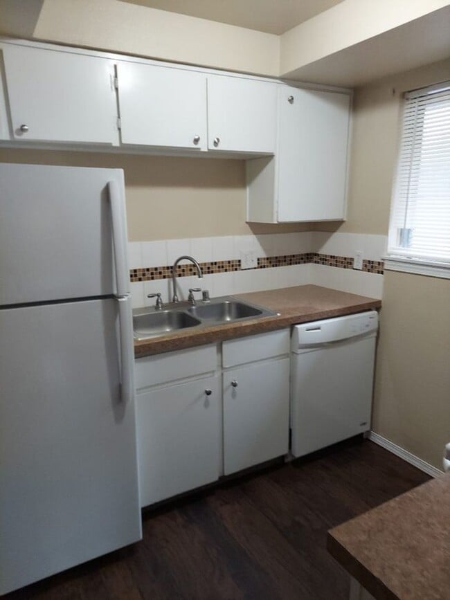Building Photo - 1/2 off 1st month's rent - Charming Lower ...