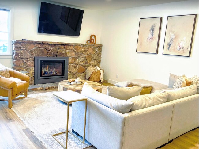 Foto del edificio - Charming Park Avenue Condo in Old Town!