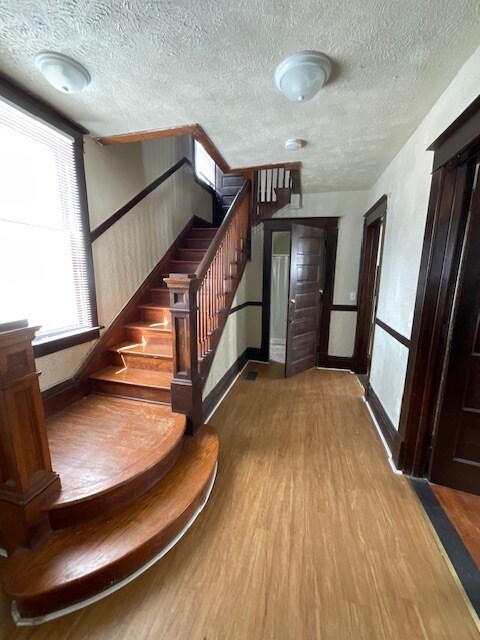 Entrada - 942 Bellevue Plz