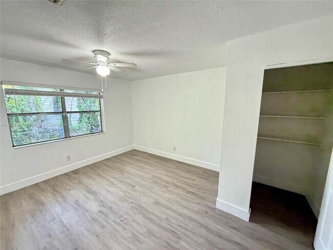 Building Photo - 1406 Arpeika St