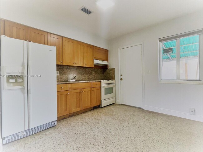 Building Photo - 3141 SW 12th St