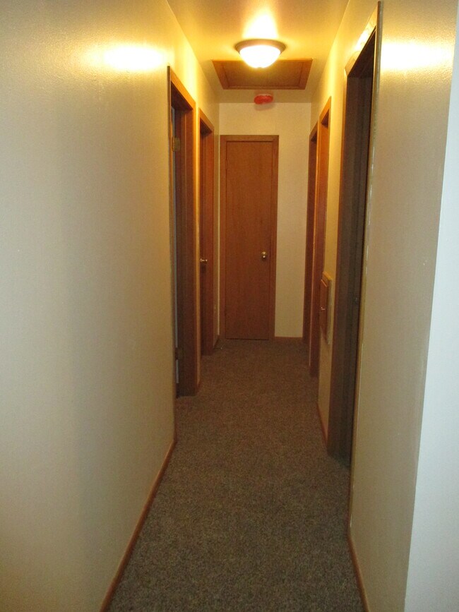 Pasillo y armario del pasillo - 2710 S 68th St