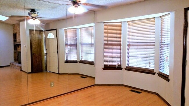 Building Photo - 2 Bedroom 2 Bathroom Townhome Fairfield Gr...