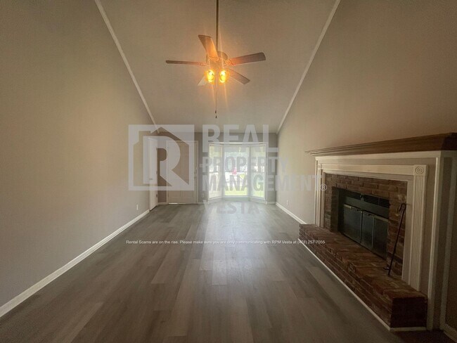 Building Photo - 160 N Springs Ct