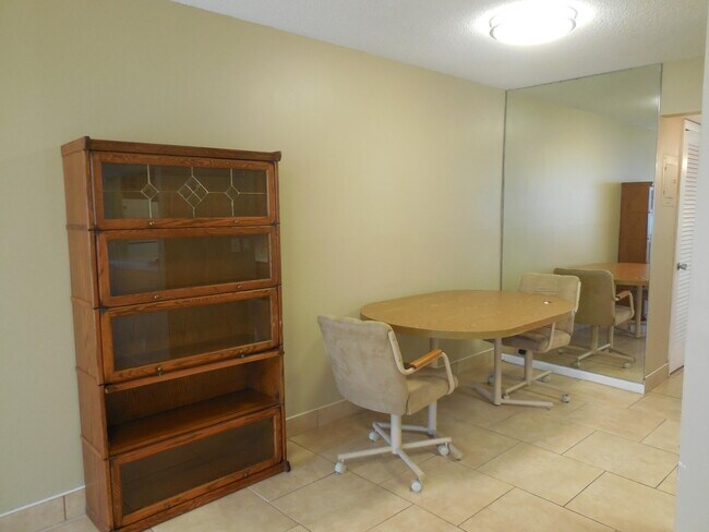 Building Photo - 2 Kingswood A