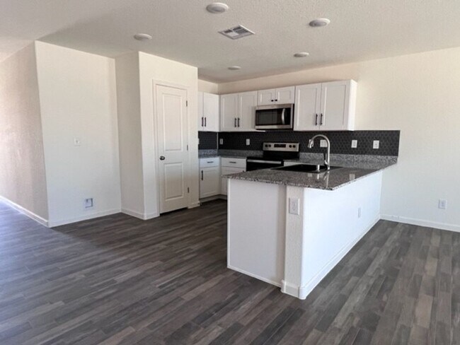 Foto del edificio - 4 Bedroom New, Garage and fenced yard