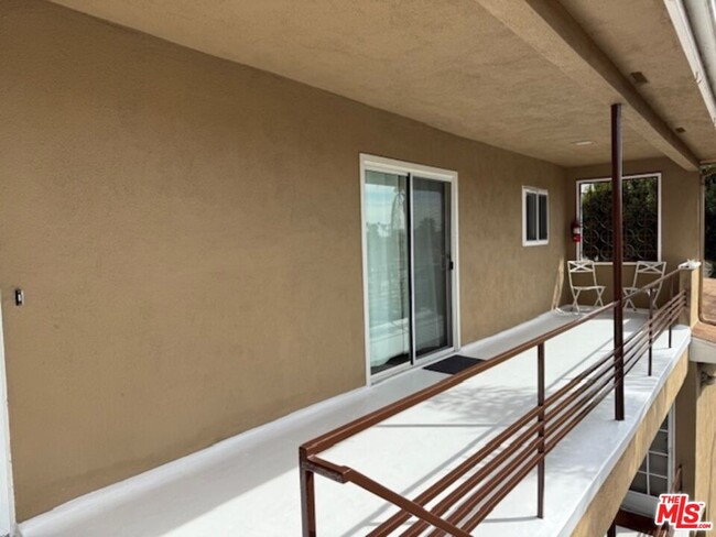 Foto del edificio - 8331 W Manchester Ave
