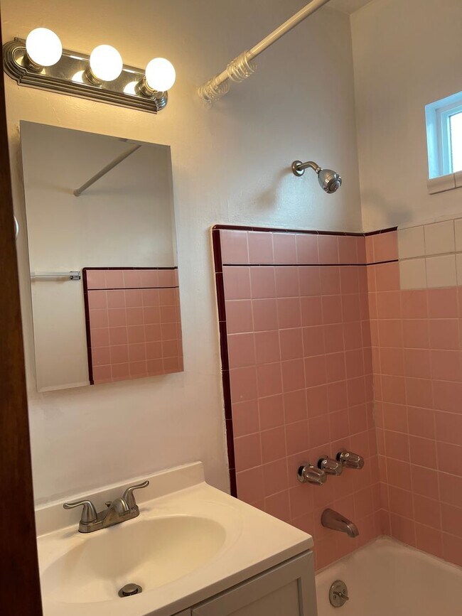 Foto del edificio - Large 1 Bedroom 1 Bath in Los Feliz!