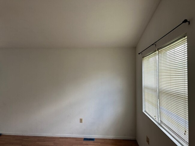 Building Photo - 3 Bedroom Home on Carter Street!