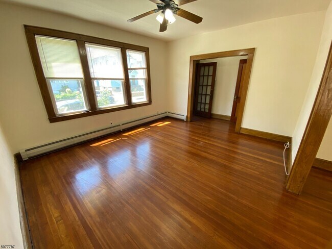 Building Photo - 1353 Alina St