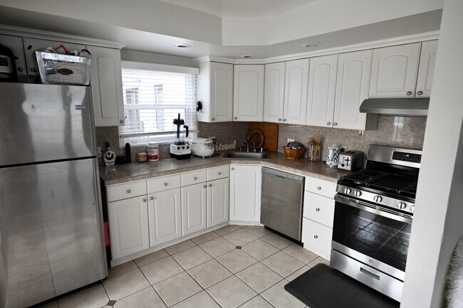 Building Photo - 42 7th Ct