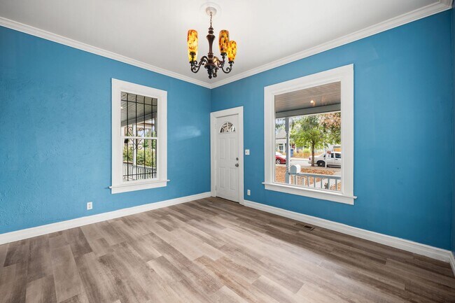 Building Photo - Centrally Located Home With Unbelievable C...