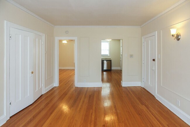Building Photo - 4604 N Winchester Ave