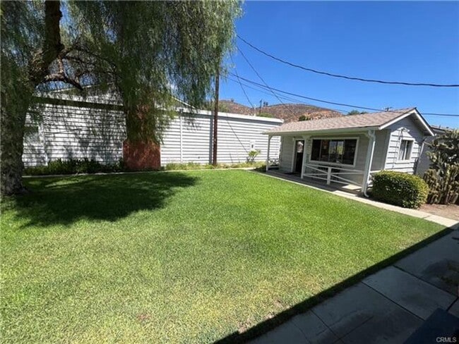Building Photo - Beautifully renovated 2-bedroom -  55+ community