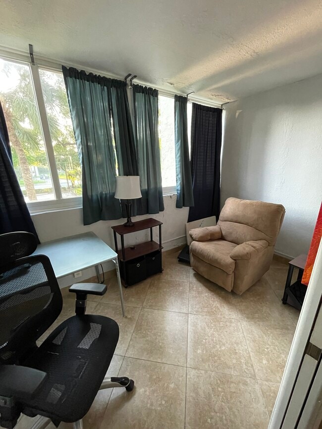 Building Photo - 6075 N Sabal Palm Blvd