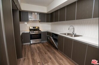Building Photo - 106 S Kings Rd