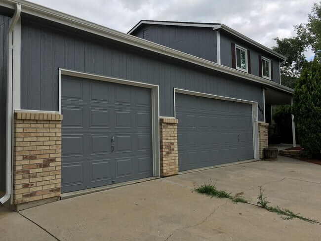 Building Photo - Spacious 5 Bedroom Home in Desirable West ...