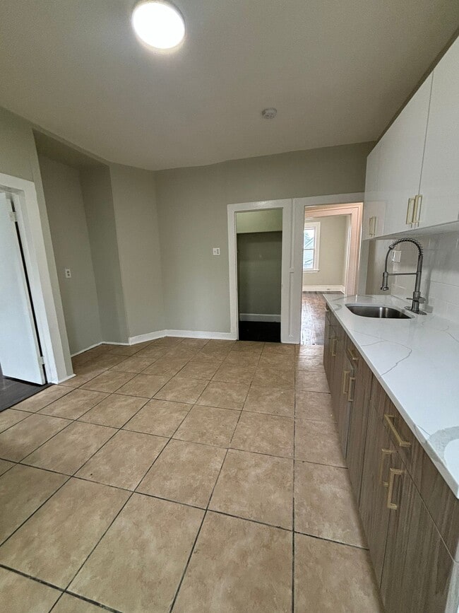 262 Ellis Ave 6 - 263 Ellis Ave