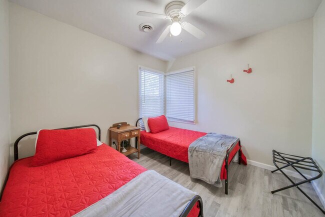 Foto del edificio - 604 N Springfield St