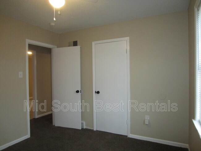 Foto del edificio - 4860 Faith Cove