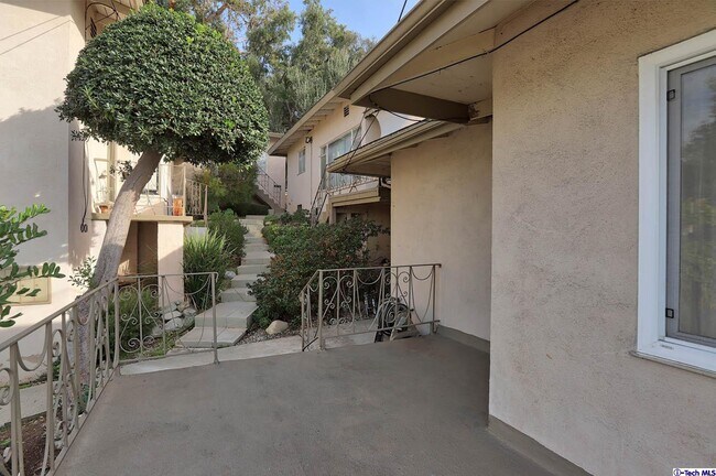 Building Photo - 1440 Verd Oaks Dr