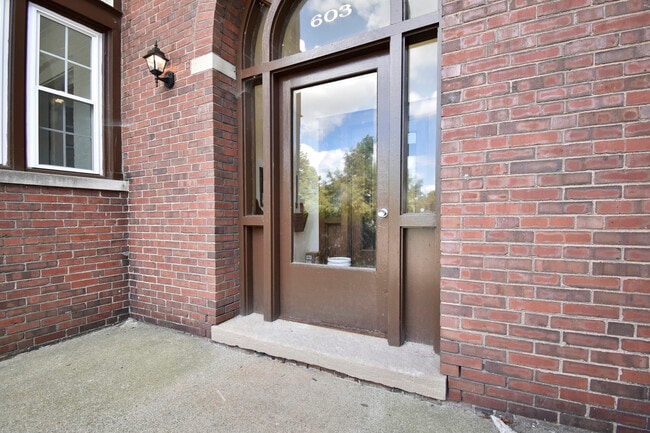 Building Photo - 603 W Green St