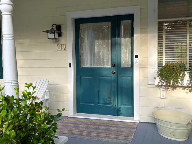 Building Photo - 63 Kings Hwy N