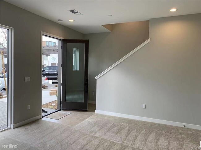 Foto del edificio - 3 br, 4 bath Townhome - 2057 Rosecrans Avenue