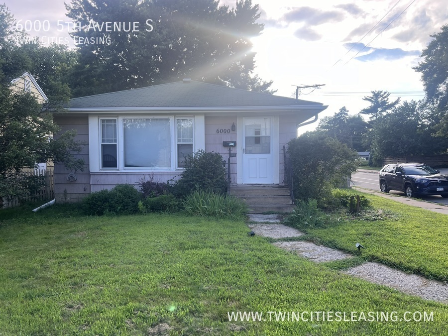 Foto principal - 3 Bed 1 Bath Single Family Home W/ Fenced ...