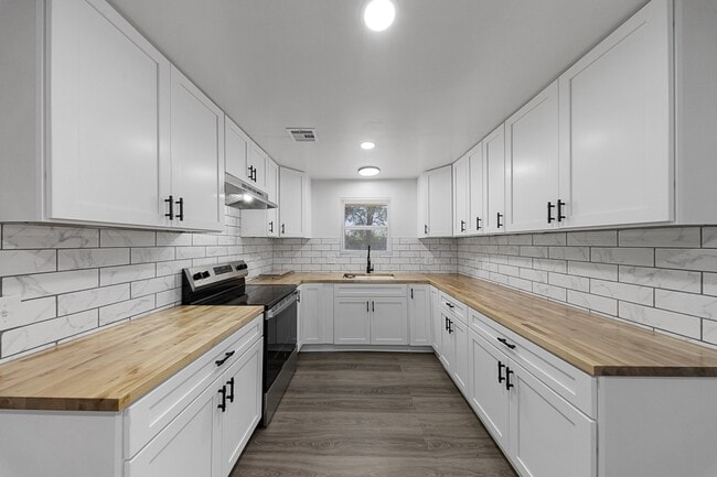 Building Photo - 3232 Parker Dr