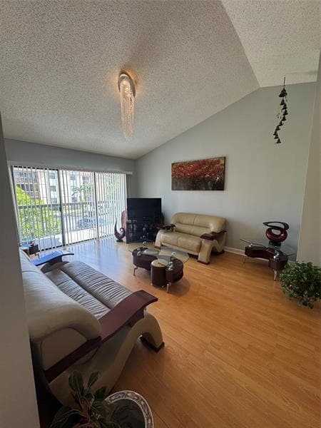 Foto del edificio - 5681 Riverside Dr