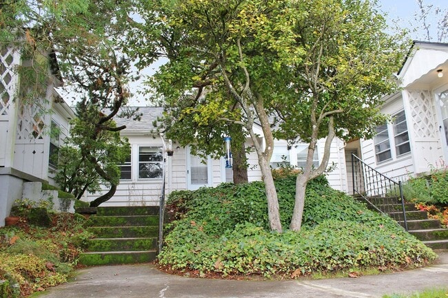 Building Photo - 3507 SW 11th Ave