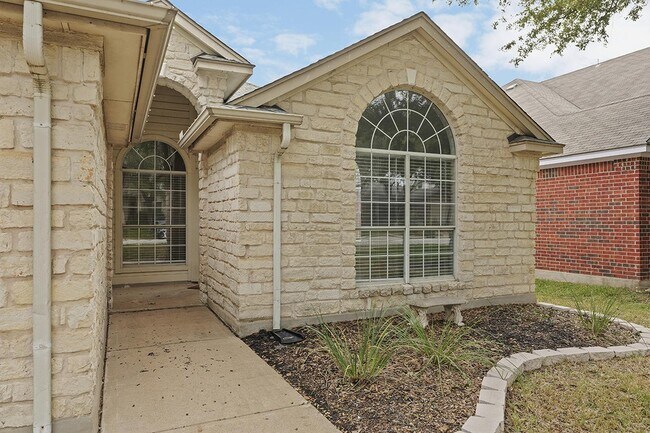 Building Photo - Spacious & comfy Willow Run home by Mills Pond