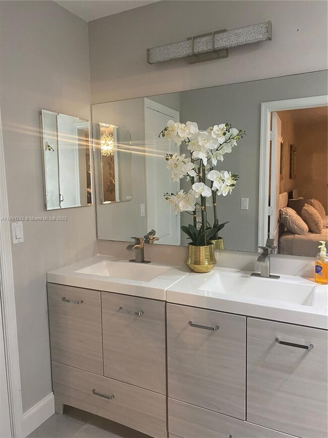 Foto del edificio - 20565 NW 8th Ct
