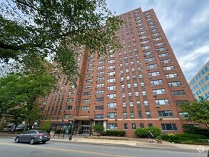 Building Photo - 2909 N Sheridan Rd