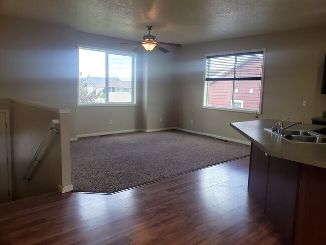 Foto del edificio - Newer Stunning 4 Bedroom Home w/ Garage
