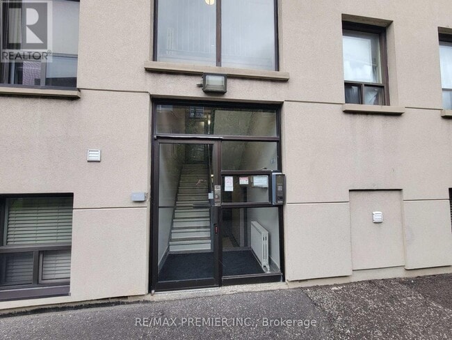 Building Photo - 2637 Keele St