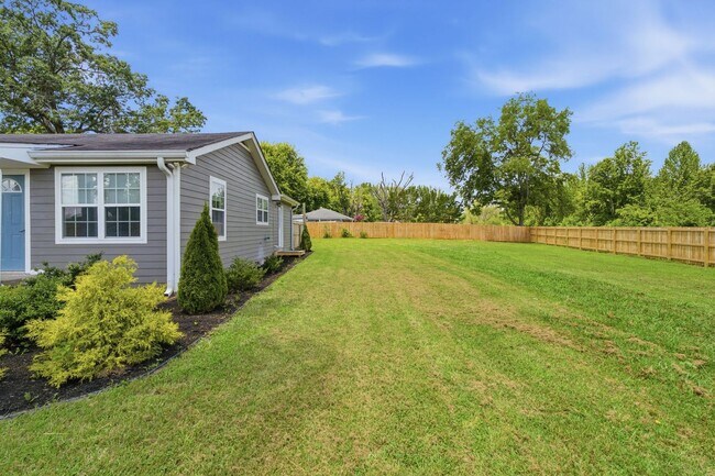 Foto del edificio - Charming Updated Home with Expansive Yard in Joelton!