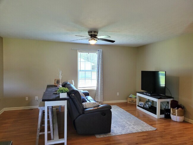 Building Photo - Spacious 2 bedroom, 2 full bath unit