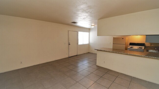 Foto del edificio - 2 Bed Apartment - NO PETS - 303 EASTMINIST...