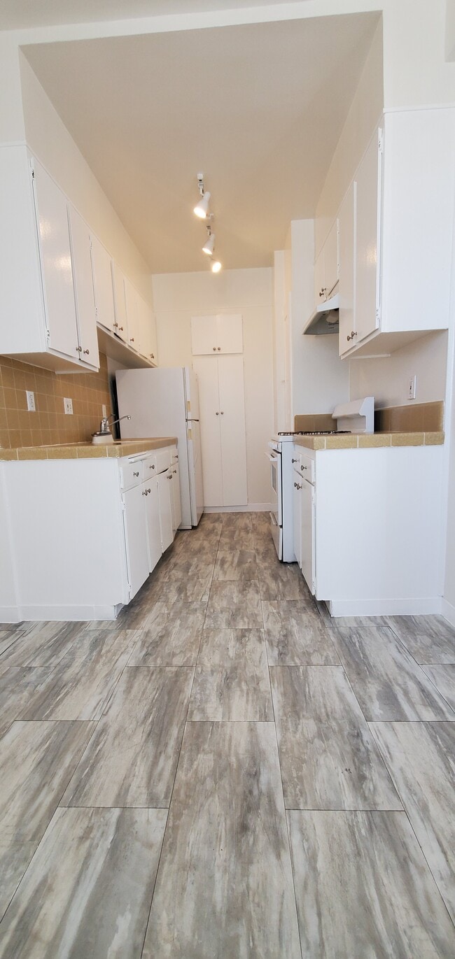 Foto del edificio - Wilshire Mediterranean Apartments