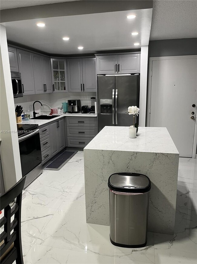Foto del edificio - 819 NE 199th St