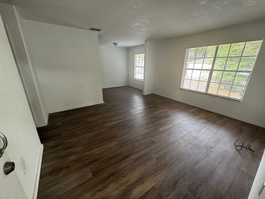 Primary Photo - Spacious 2-Bedroom Duplex in Prime Gainesv...