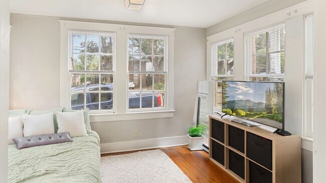 Foto del edificio - Adorable Cottage Just Steps from LSU's Campus and the Lakes!