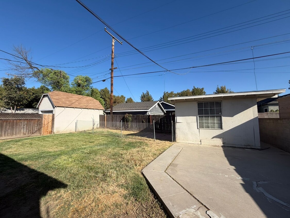 Building Photo - 1060 E Tulare Ave